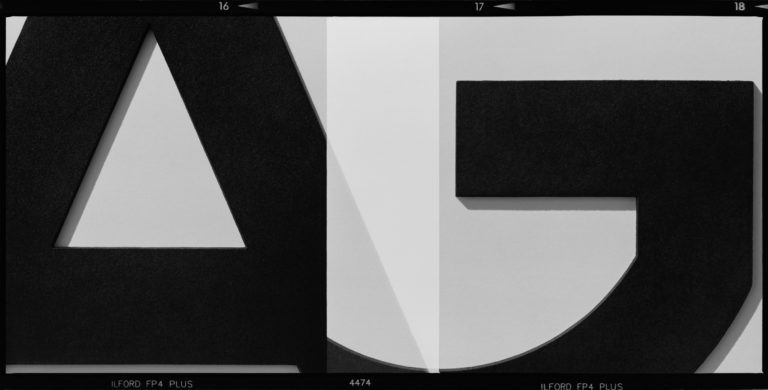 Dwa nakładające się kadry z literami A i G